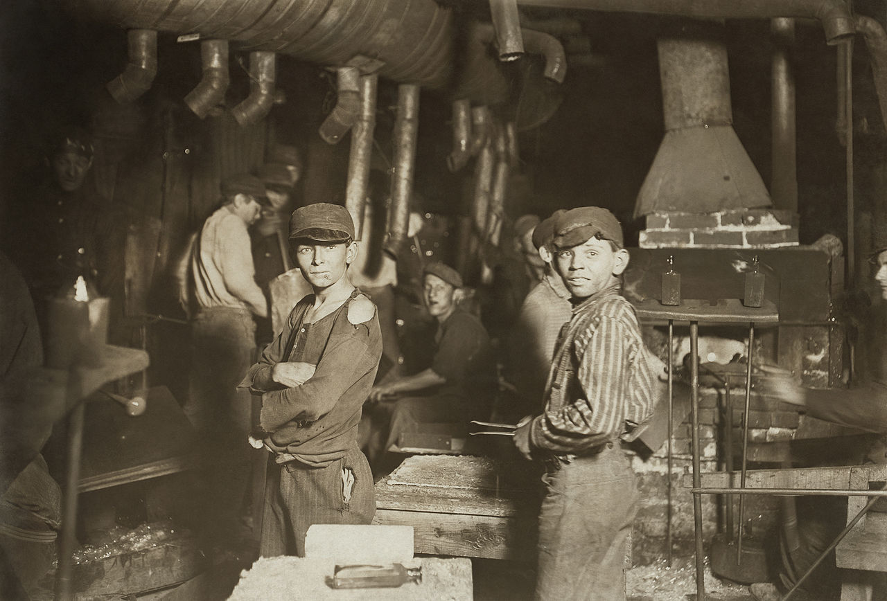 Lewis Hine_Niños trabajadores en una fábrica de vidrio. Indiana, 1908