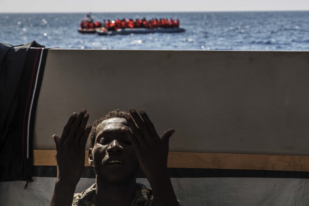 El verano pasado MSF puso tres barcos de rescate en el Mediterráneo central. El objetivo: rescatar a aquellos refugiados que desde las costas de Libia se lanzan al Mediterráneo para intentar llegar a Italia. Tras la suspensión de la operación de salvamento Mare Nostrum en otoño de 2014 y su sustitución por una operación de vigilancia y protección de fronteras, las barcazas siguieron llegando sin que hubiera un dispositivo de rescate para salvar a los refugiados y migrantes. Tras 8 meses en el mar MSF rescató a más de 20.000 personas.