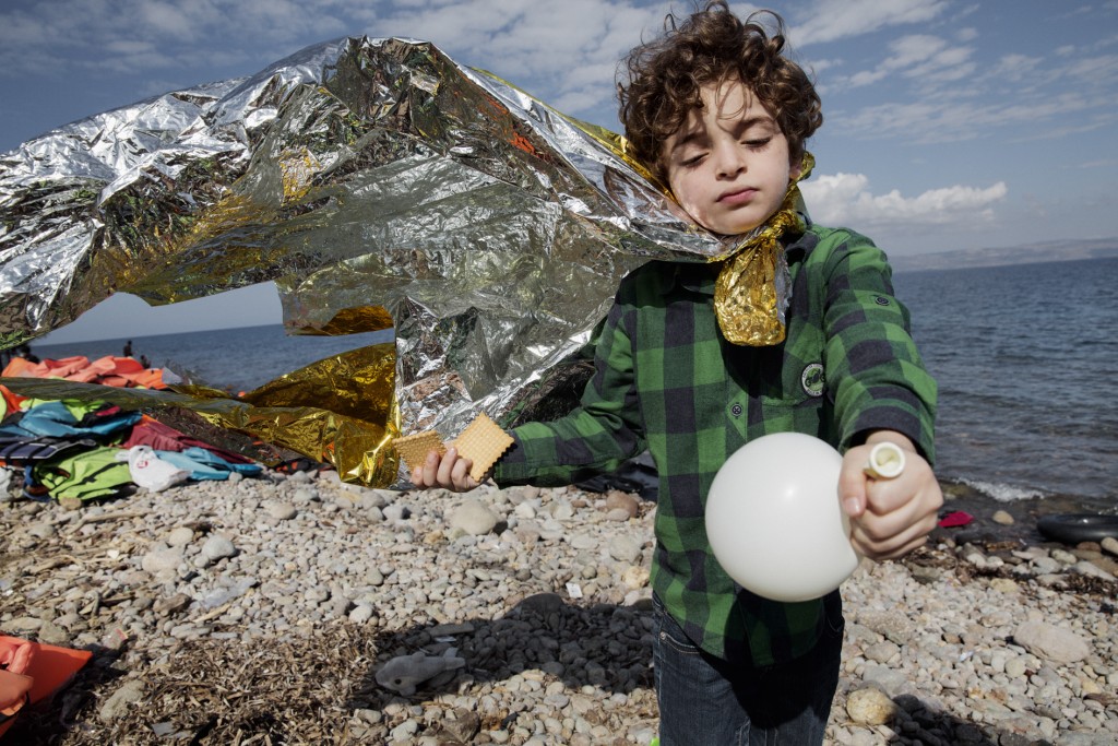 No hay vías legales y seguras para llegar a Europa. Por eso los refugiados se lanzan al mar para pasar de Turquía a Grecia. Adam viene de Irak con su madre. Su padre todavía no ha cruzado